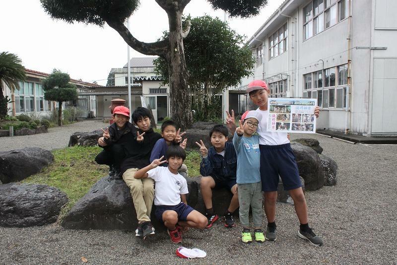 PRポスターを持つ狭野小学校の子どもたち（写真提供＝狭野小学校）