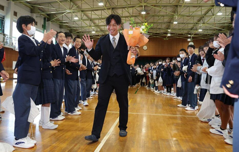 母校の橿原市立八木中学校をサプライズ訪問した阪神ドラフト1位の伊原陵人（撮影・安部光翁）