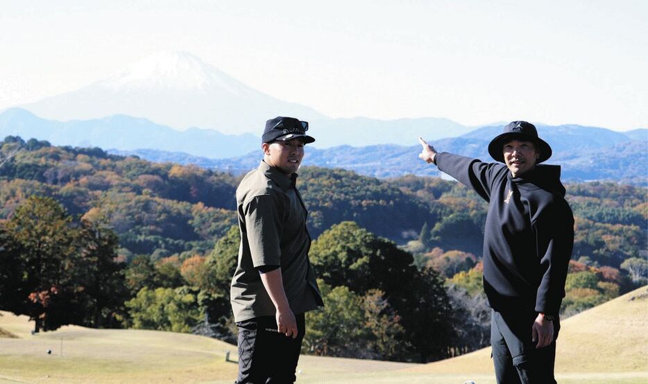 納会ゴルフを終え、富士山をバックにポーズを決める巨人・阿部監督と浅野