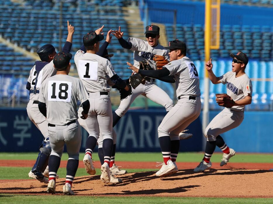 優勝を決め、喜ぶ横浜ナイン