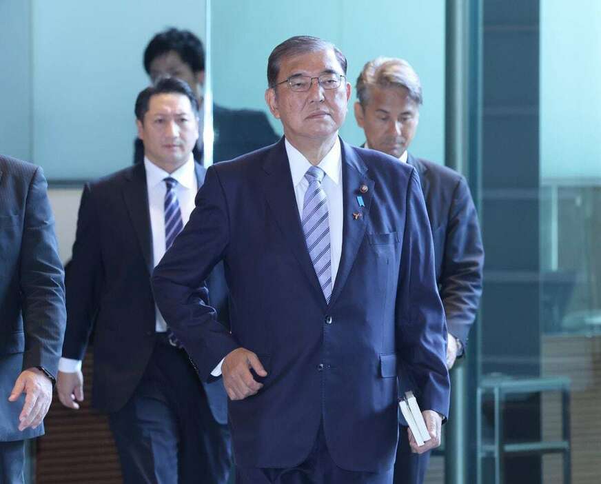 石破茂首相＝5日午前、首相官邸（春名中撮影）