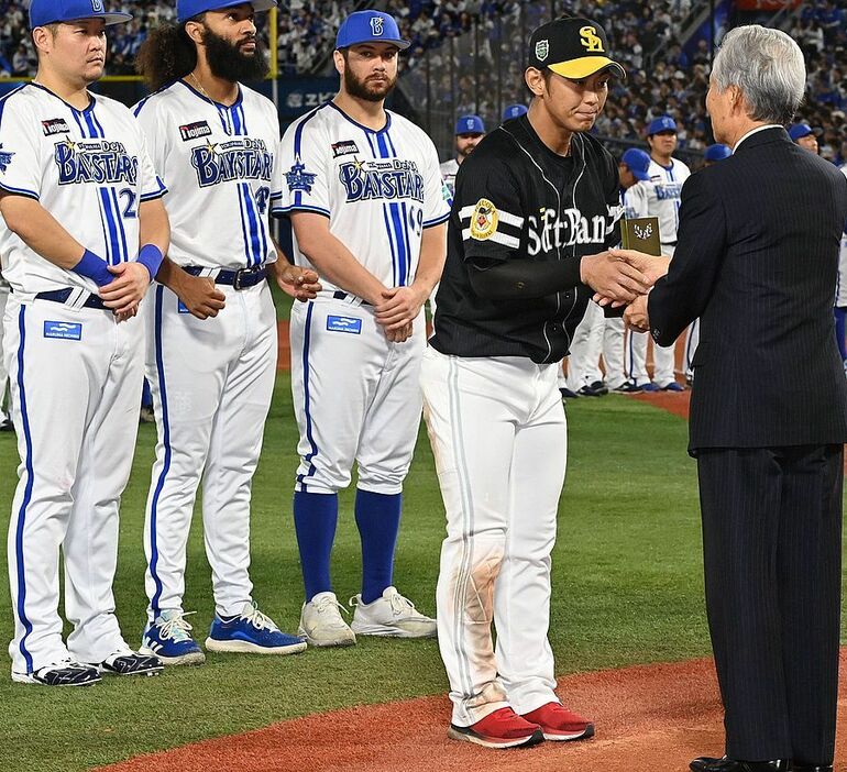 表彰式で敢闘選手賞の表彰を受ける今宮（右から2人目）（撮影・穴井友梨）