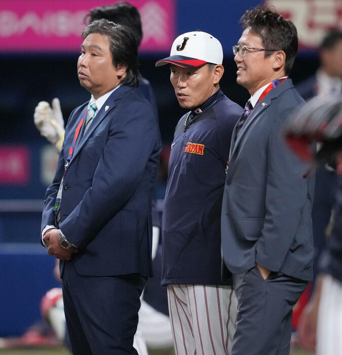 日本対オーストラリア　試合前、里崎氏（左）、古田氏（右）と言葉を交わす井端監督（撮影・垰建太）