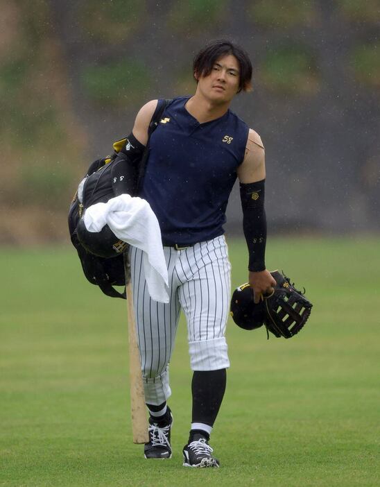 ドームに移動する阪神・前川右京＝安芸市営球場（撮影・水島啓輔)