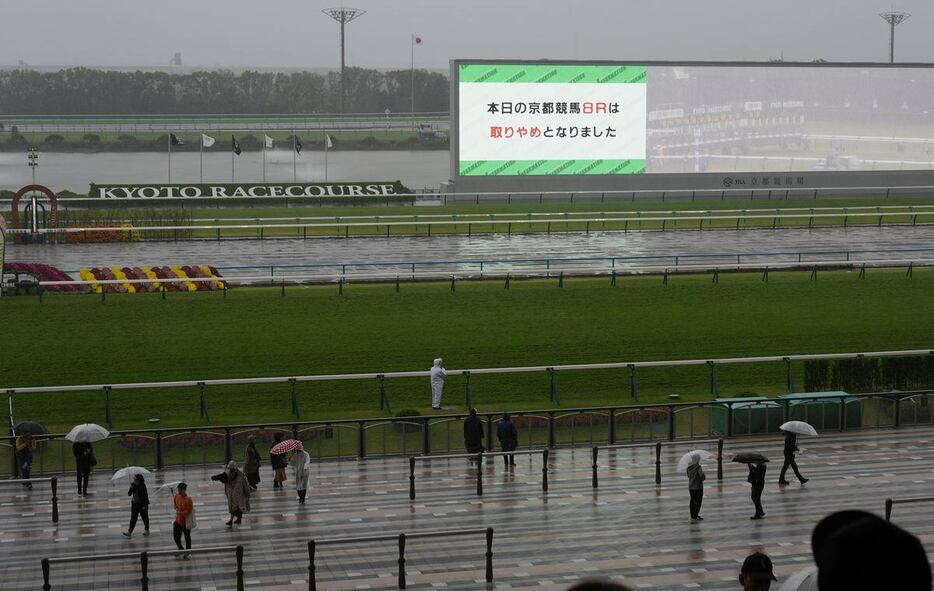 8Rの取りやめを表示するターフビジョン＝京都競馬場（撮影・岩川晋也）