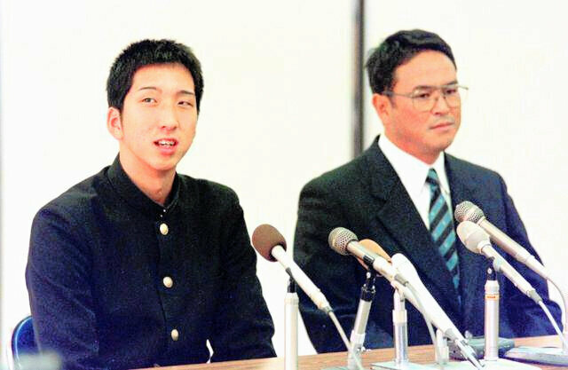 1998年のドラフト会議で阪神に1位指名された高知商の藤川球児・現阪神監督（左）と、当時同校の監督だった正木陽さん=正木さん提供