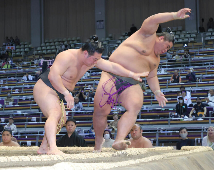 大雄翔（右）を押し倒しで破った炎鵬（カメラ・朝田　秀司）