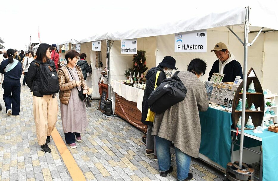 岸壁エリアに多種多様な店が並んだ「横浜港大さん橋マルシェ２０２４」＝９日、横浜市中区