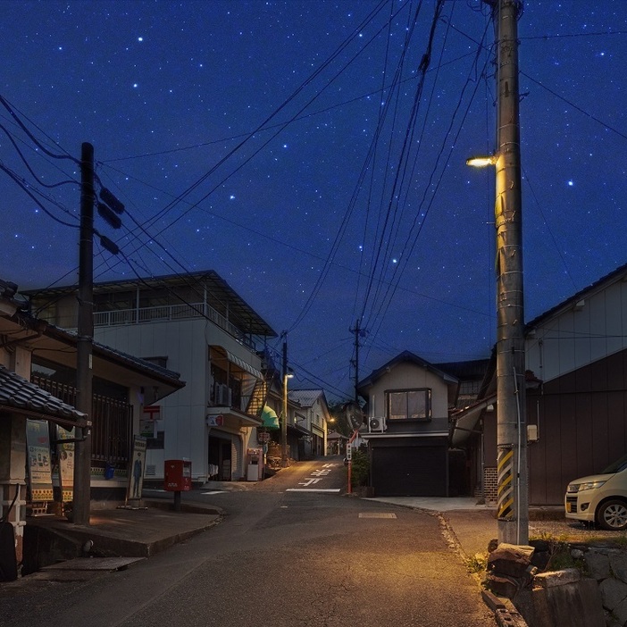 岡山県井原市美星町では、光害に対応した街灯で星空を守っている＝パナソニック提供