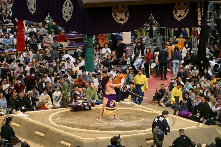 初日から満員御礼の大盛況となった九州場所（写真・JMPA、以下九州場所写真は同）