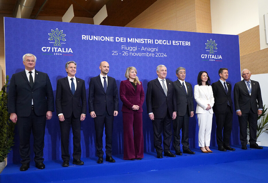 先進７カ国（Ｇ７）は２６日、イタリアの首都ローマ近郊で２日目の外相会合を開き、ロシアの侵攻を受けるウクライナへの支援について協議した。写真は岩屋毅外相（右から４人目）ら＝外務省提供