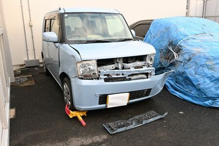 医療施設の駐車場で事故を起こした軽乗用車＝佐賀市の佐賀南署