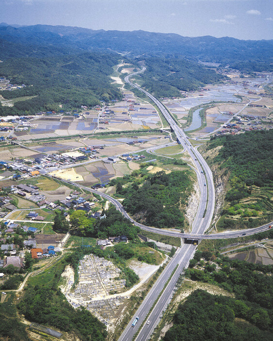 レース会場となる山口県宇部市の宇部伊佐専用道路（写真上方が美祢市側）＝ＵＢＥ三菱セメント提供