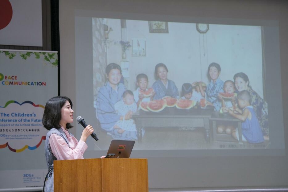 「記憶の解凍プロジェクト」についてステージトークを行う広島テレビ放送報道部の庭田杏珠記者