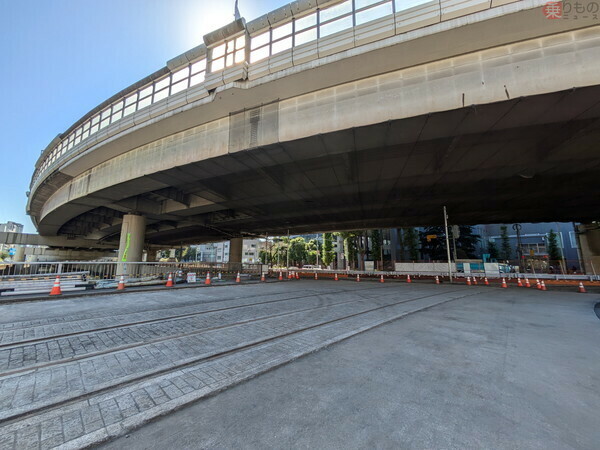 白鳥橋遺構。首都高速道路は39系統廃止後に竣工した。奥の新宿区側が15系統との分岐場所だった。この位置が大曲停留所の停車位置と推測する（2024年10月、吉永陽一撮影）。