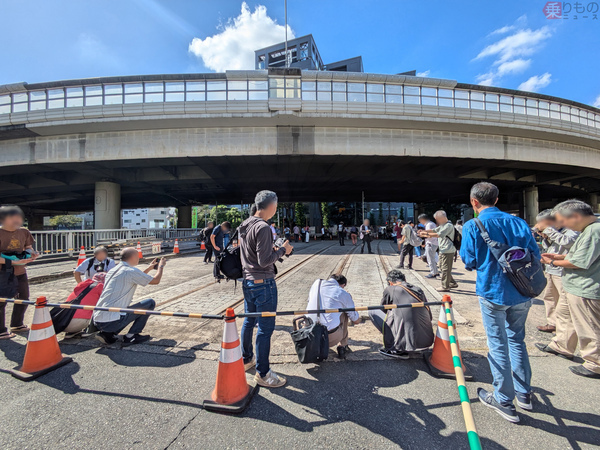 白鳥橋見学会は平日の2時間という時間帯であったが、事前申し込み不要で自由に見学できるため非常に多くの来場者でにぎわった（2024年10月、吉永陽一撮影）。