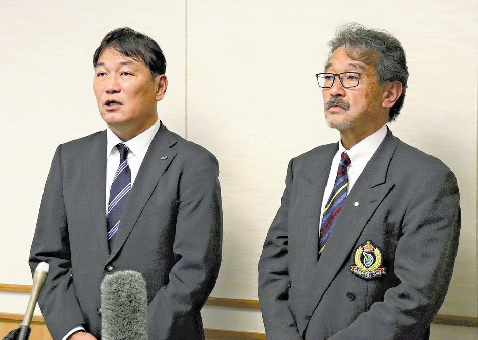 取材に応じる小沢社長（左）と首藤会長