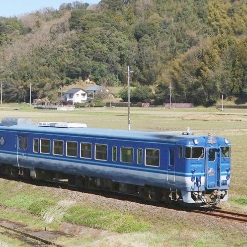 ＪＲ木次線を走行する観光列車・あめつち＝島根県雲南市加茂町（資料）