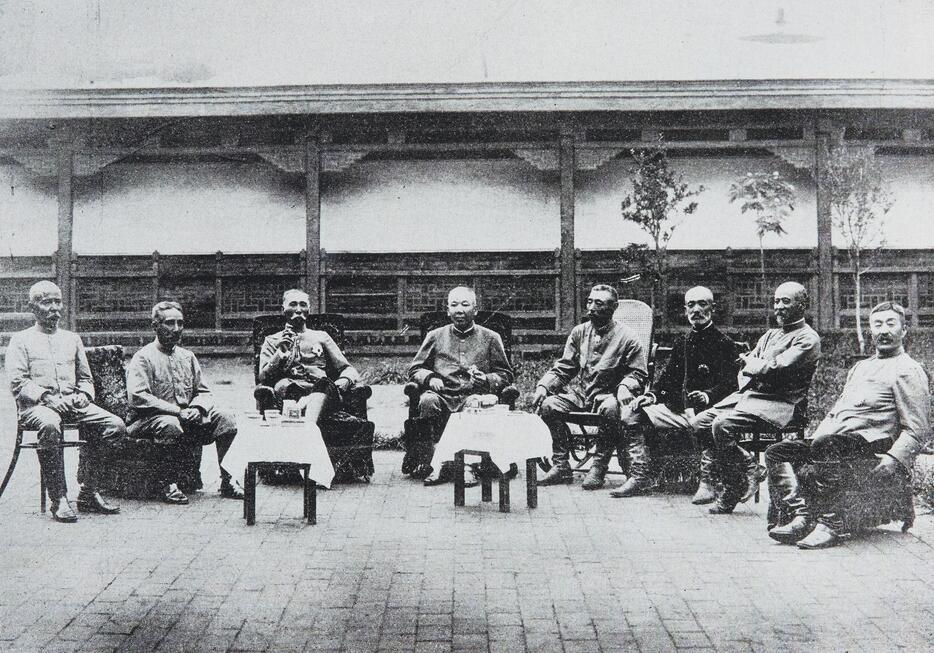 [写真]1905年、日露戦争・奉天での八将軍の会合（アフロ）