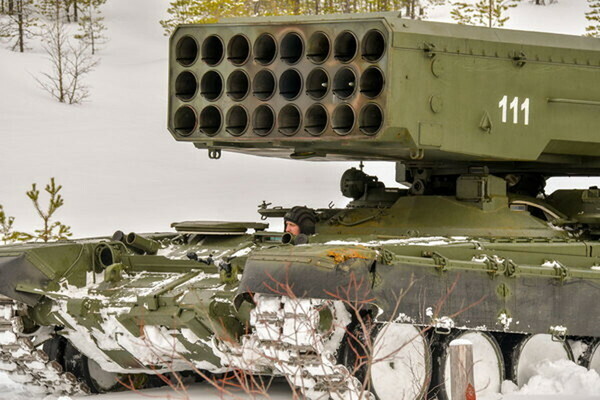 ロシア陸軍のTOS-1A。車体はT-72戦車のもの（画像：ロシア国防省）。