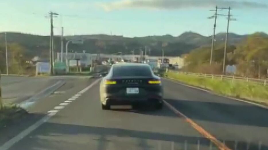 当て逃げを繰り返したとみられる乗用車