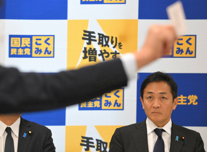 両院議員総会後の代議士会で、首相指名選挙の説明を見る国民民主党の玉木雄一郎代表（奥）＝衆院第1議員会館で2024年11月11日午後0時49分、宮間俊樹撮影