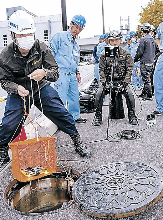 ドローンによる下水道施設の点検を試す関係者＝富山市内