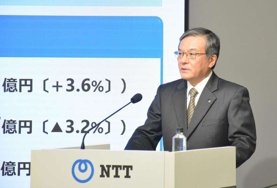 決算会見に臨むNTTの島田明社長＝東京都千代田区