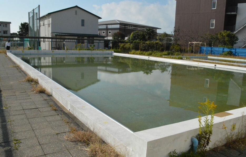 老朽化が進む小学校のプール＝浜松市中央区