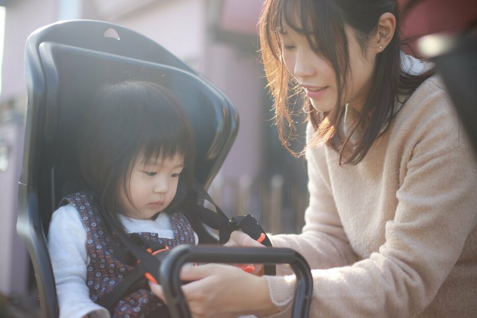 子どもを慌ただしく保育園に送り届けるワーママと余裕のある佇まいで幼稚園に送る専業主婦──。働く女性と専業主婦との差は日常的に存在している（写真：Getty Images）