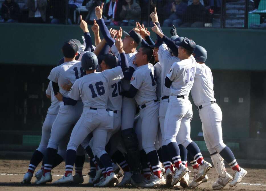 秋の関東王者だ！！　サヨナラ勝ちで優勝を決めた横浜ナインは喜びを爆発させた（撮影・児嶋基）