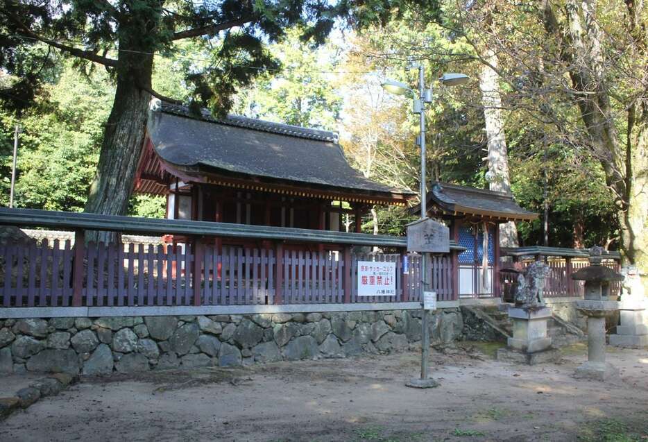 重文に指定されている八幡神社の本殿＝奈良市