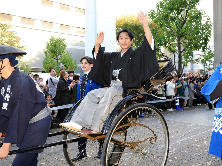 「立川立飛歌舞伎特別講演　お練り」で、人力車からファンに手を振る片岡愛之助（撮影・浅見桂子）