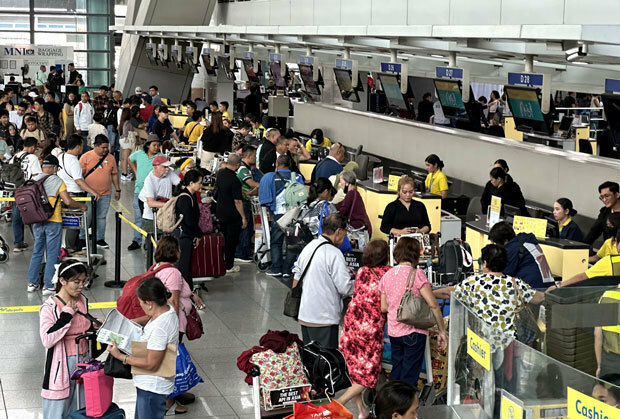 利用客で混雑するニノイ・アキノ国際空港＝９月、マニラ首都圏（ＮＮＡ撮影）