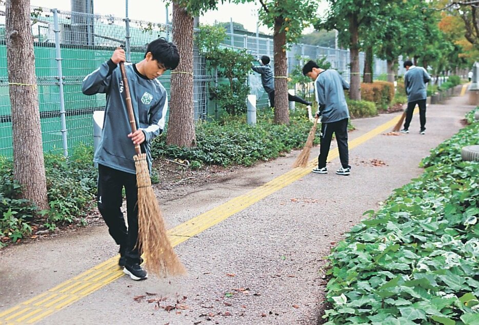 学校周辺で清掃に取り組む生徒＝高岡工芸高校周辺