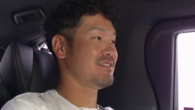 球場に向かう車内で思いを語るT-岡田選手