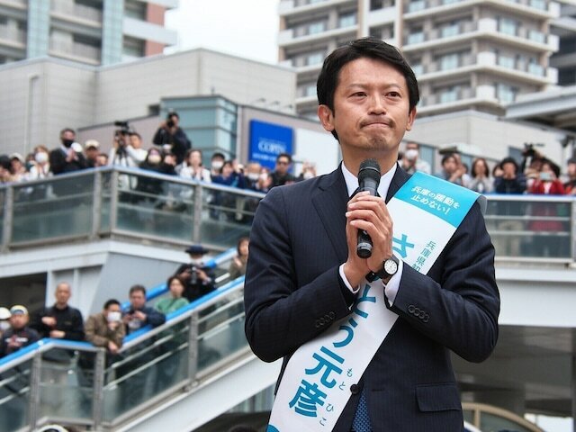 先日の兵庫県知事選で再選された斎藤元彦氏。SNSを選挙に有効活用した点で東京都知事選に立候補した石丸伸二氏との比較もされるが、今回は二人のキャリアの違いから政治家としての強みと課題について考察する。 ※サムネイル写真：アフロ