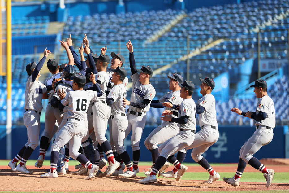 第５５回明治神宮野球大会最終日は２５日、神宮球場で決勝が行われ、高校の部は横浜（関東・神奈川）が広島商（中国・広島）を４―３で破り、２７年ぶり２度目の優勝を果たした。写真は喜ぶ横浜ナイン。