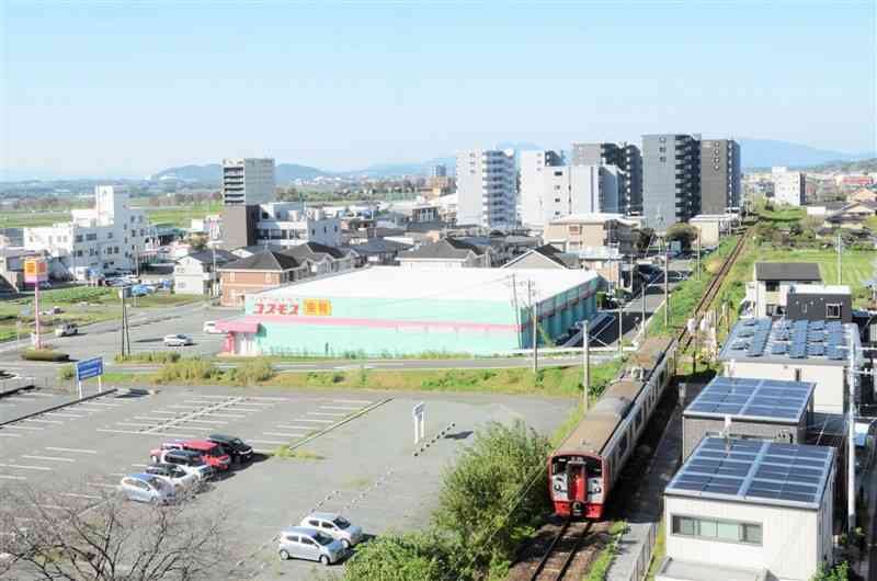 大津町に立ち並ぶマンション。隣接する菊陽町とともに単身や家族向けの平均家賃が上昇している＝3日、大津町