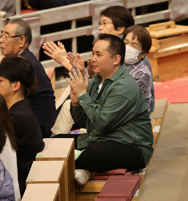 観戦するミルクボーイの内海崇（撮影・梅根麻紀）