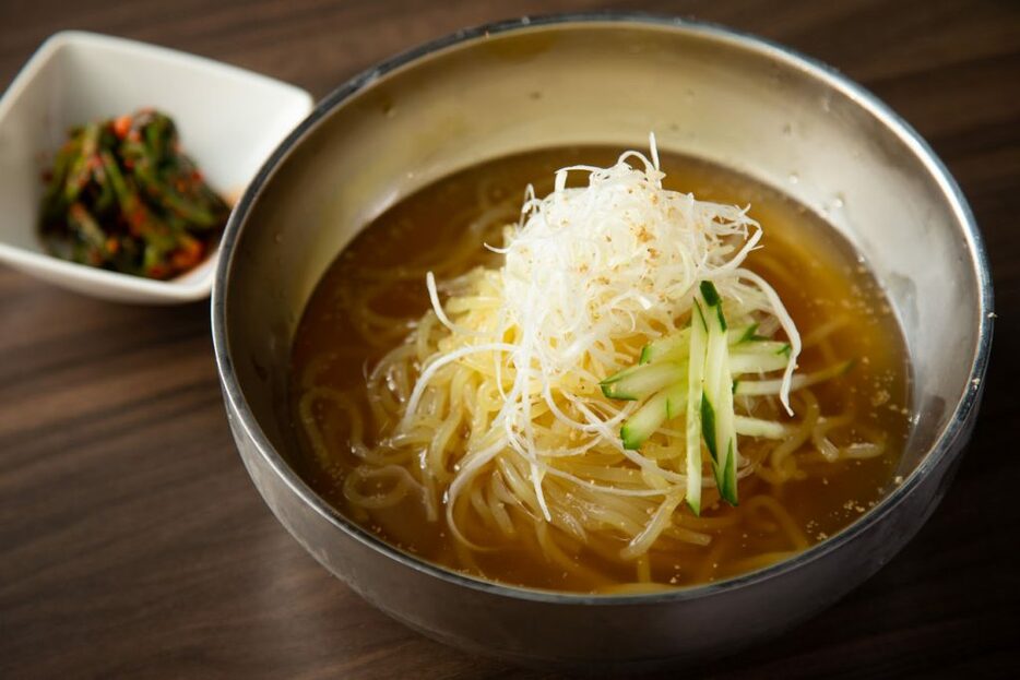 「冷麺」1,078円。付け合わせのニラキムチはそのままつまんでも、冷麺にトッピングしても美味