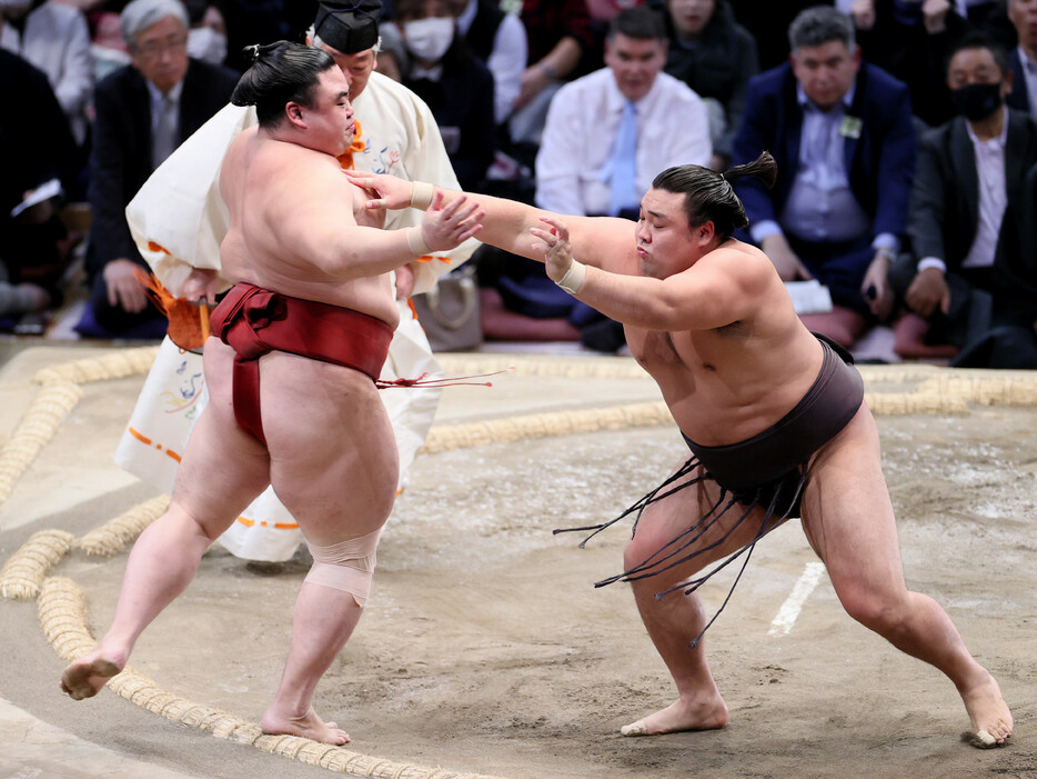 大相撲九州場所１２日目。霧島（右）は隆の勝を押し出しで下す＝２１日、福岡国際センター