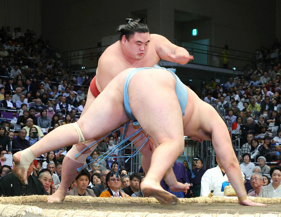 欧勝馬（手前）をはたき込みで破った隆の勝（カメラ・朝田　秀司）