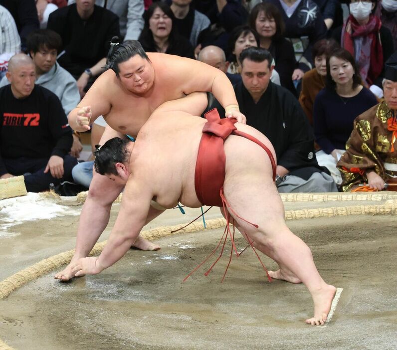 琴桜（左）は上手投げで熱海富士を下し１敗を守った（カメラ・池内　雅彦）