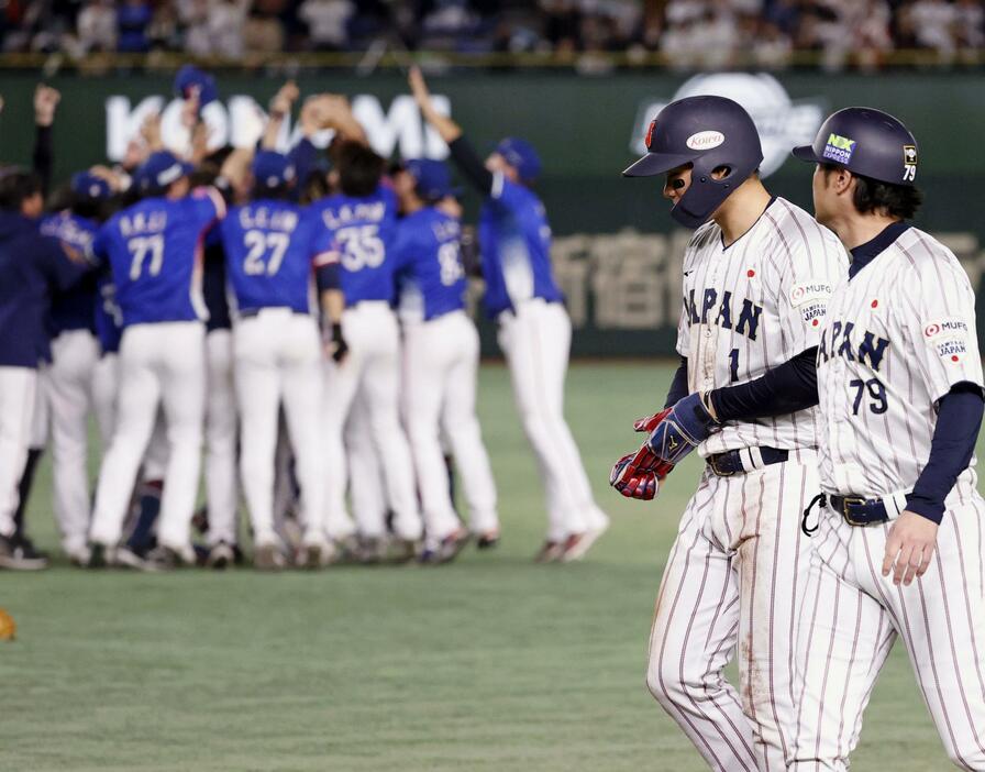 台湾に敗れ、引き揚げる森下（右から2人目）ら＝東京ドーム