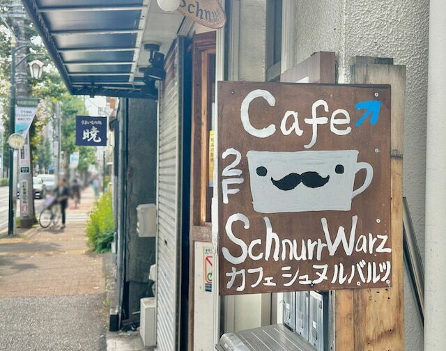 店内ギャラリースペースでアートやインテリアも購入可能