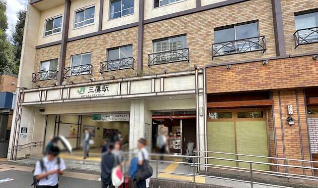 駅出口前の店舗数などは南側に比べて控えめ