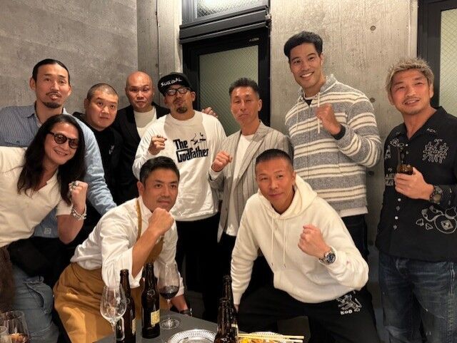 ５２歳の誕生日パーティーを開いた武蔵（後列左から４人目）。内山高志さん（前列右）、数見肇館長（後列左から５人目）ら格闘技レジェンドから祝福された