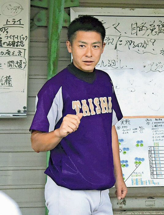 練習の目的を選手に説く石飛監督（島根県出雲市で）