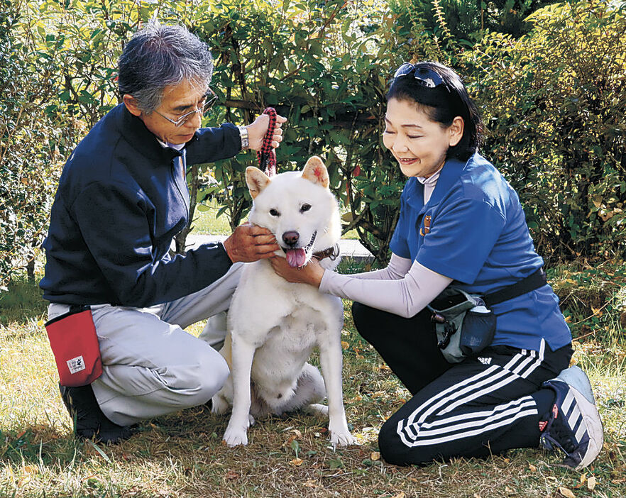 ボス（中央）を可愛がる川崎さん夫婦＝金沢市太陽が丘